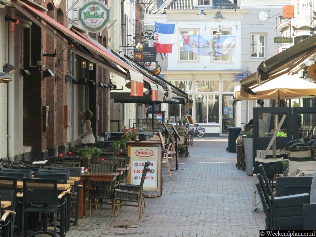 Als je in Den Bosch uit eten wilt gaan en een restaurant zoekt moet je eerst eens in dit straatje vlakbij de Sint Jan gaan kijken. In de zomer is Korte Putstraat één groot terras.